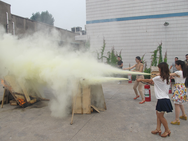 人人參與消防-共創(chuàng)平安和諧-益和熱力公司開展消防、逃生演練