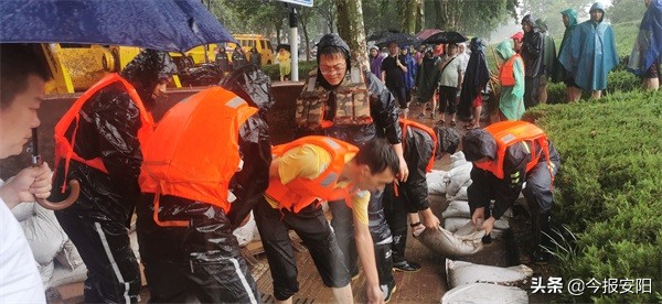 安陽(yáng)益和熱力集團(tuán)30人搶險(xiǎn)隊(duì)逆流而上，奮戰(zhàn)在抗洪一線(xiàn)